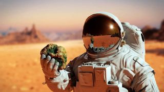 Im Bild hat ein Astronaut in voller Montur einen Stein in der Hand.