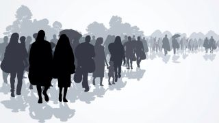 Das Bild ist eine Illustration von zahlreichen unterschiedlichen Menschen, die alle mit Gepäck in eine Richtung zu gehen scheinen. Die Zeichnung ist in Graustufen und man sieht auch Bäume an der Seite und im Hintergrund.