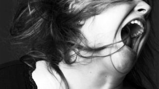 Das Bild zeigt einen Ausschnitt Stefanie Reinsberger mit aufgerissenem Mund. Ihre Augen sind nicht zu sehen.