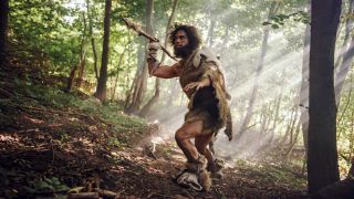 Die Grafik zeigt eine Person der Frühzeit im Wald auf der Jagd.