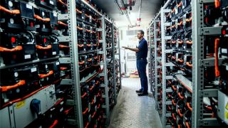 Arbeiter in einem Batterieraum