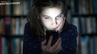 Mädchen starrt traurig ins Handy