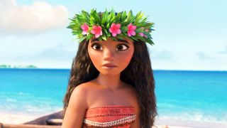 Das Bild zeigt die Prinzessin Vaiana mit langen dunklen Haaren und einem Blumenkranz am Kopf. Im Hintergrund sieht man das Meer.
