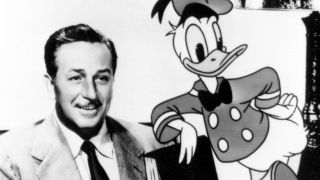 Man sieht Walt Disney mit seiner gezeichneten Figur der Ente Donald Duck im typischen Oberteil mit vier Knöpfen und Fliege.