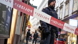 Dieses Bild wurde um die Weihnachtszeit in der Wiener Innenstadt gemacht. Man sieht einige Polizisten und eine Absperrung.