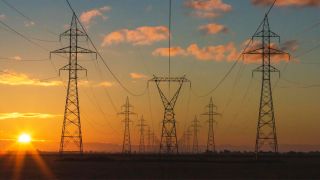 Strommasten bei Sonnenuntergang