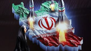 Landkarte Iran mit Flagge und Raketen