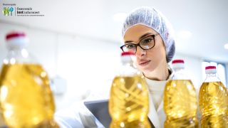 Frau analysiert Öle im Labor