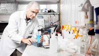 Im Labor untersucht jemand ein Joghurt von Berglandmilch