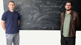 Im Bild siehst du die beiden Lehrer Nikos Hamah-Said rechts und Bastian De Monte links mit einer Tafel im Hintergrund.