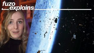 Im Bild sieht man die Moderatorin des Videos mit der Überschrift fuzo explains. Dahinter sieht man die Erde und ganz viel Weltraumschrott wie Satellitenteile die herumschwirren.