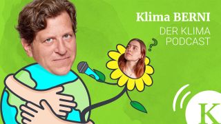 Das Bild zeigt den Kopf vom Klima-Berni Bernhard Gaul auf einer Erdkugel mit zwei Händen um sie herum und Clara Sautner in einer Blume, die ihm ein Mikrofon hinhält. Es ist das Titelbild vom Klimapodcast.