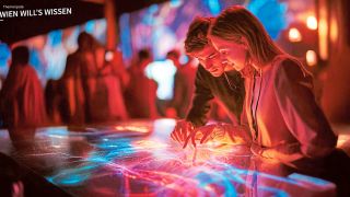 Zwei Menschen starren in Computerschirm auf einem Tisch