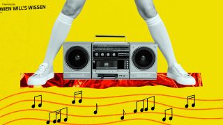 Person steht über einem Ghettoblaster - man sieht die Beine ab dem Knie