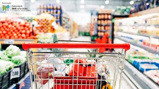 Einkaufswagen im Supermarkt