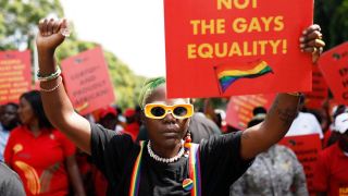Personen demonstrieren in Uganda gegen die Kriminalisierung von Homosexualität.