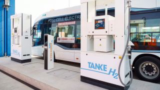 Wasserstofffahrzeug bei einer Wasserstofftankstelle