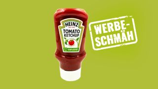 Das Bild zeigt die Heinz Ketchup Flasche mit dem grünen Etikett. Daneben steht Werbeschmäh.